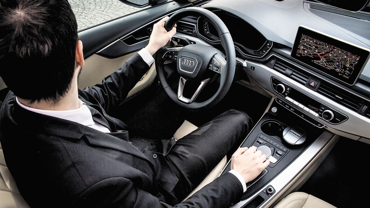 Chauffeur VTC au volant de sa voiture